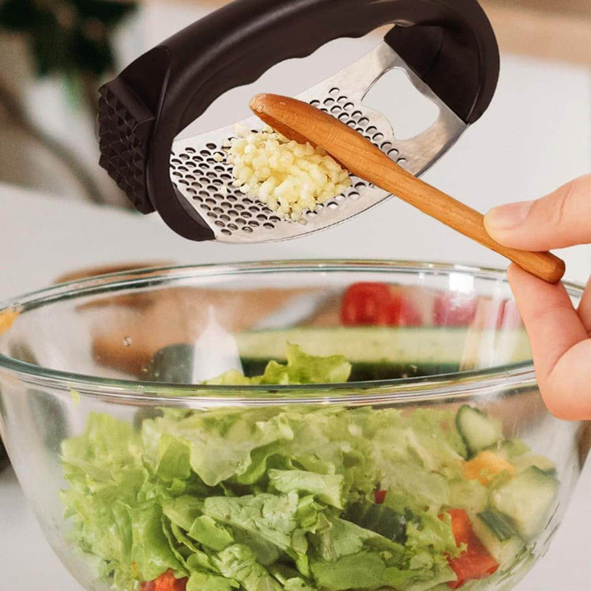 Garlic Press Rocker, Stainless Steel Garlic Crusher Portable Manual Heavy Duty Garlics Mincer, Garlics Chopper with Peeler & Scraper, Easy Kitchen Gadget for Effortless Smashing (Sliver)
