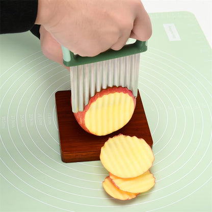 Vegetable Chopper - Stainless Steel Blade Crinkle Cutter/Wavy Knife Veggies French Fry Slicer and Plastic Dough/Cake Scraper,2 piece (Green)