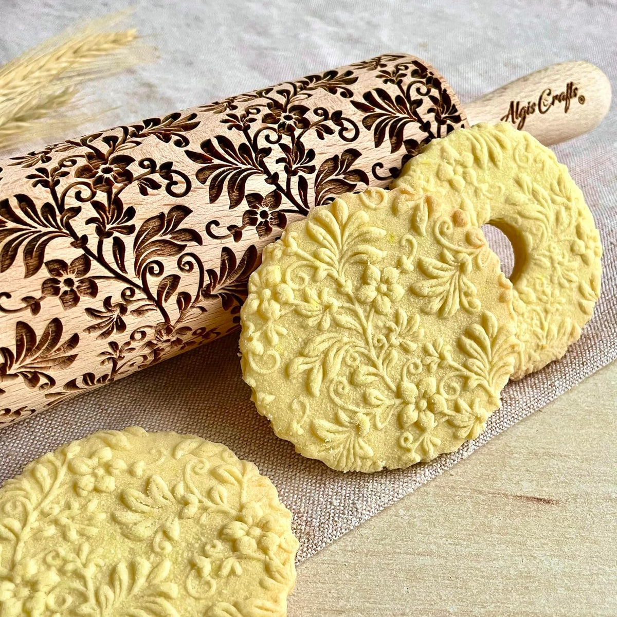 FLORAL WREATH Embossing Rolling Pin with Flowers Pattern. Dough and Clay Roller for Embossed Cookies and Pottery. Cookie and Ceramic Stamp. Backing Gifts for Women