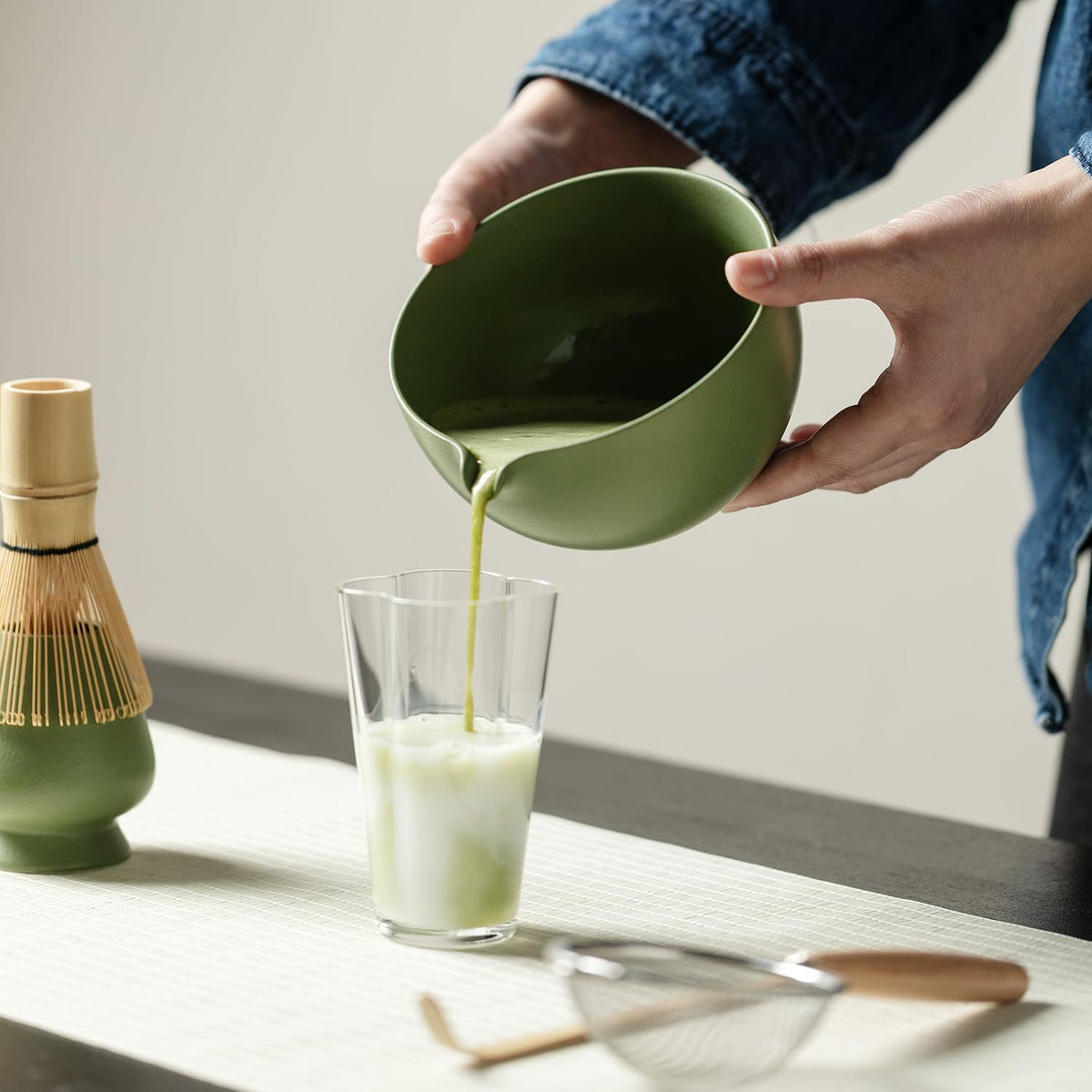 Matcha Whisk Set, Matcha Set with Ceramic Matcha Bowl, Bamboo Whisk & Holder, Sifter, Tea Scoop (Black Gold)