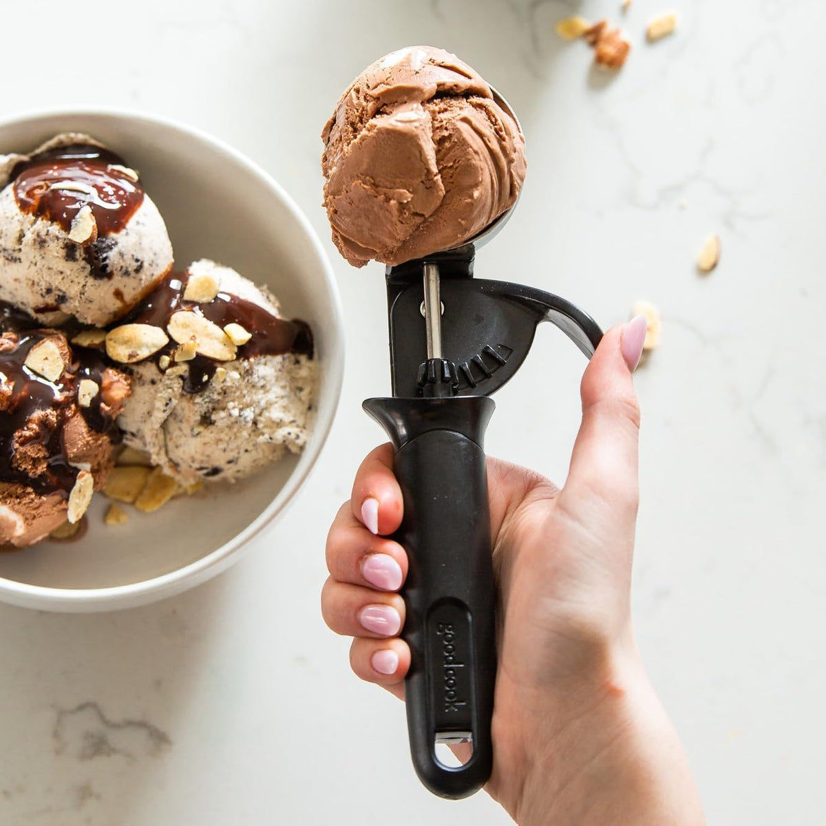Deluxe Ice Cream Scoop with Trigger With Comfortable Grip & Easy-Release Lever Dishwasher Safe, 2-Ounce Scoop, Black