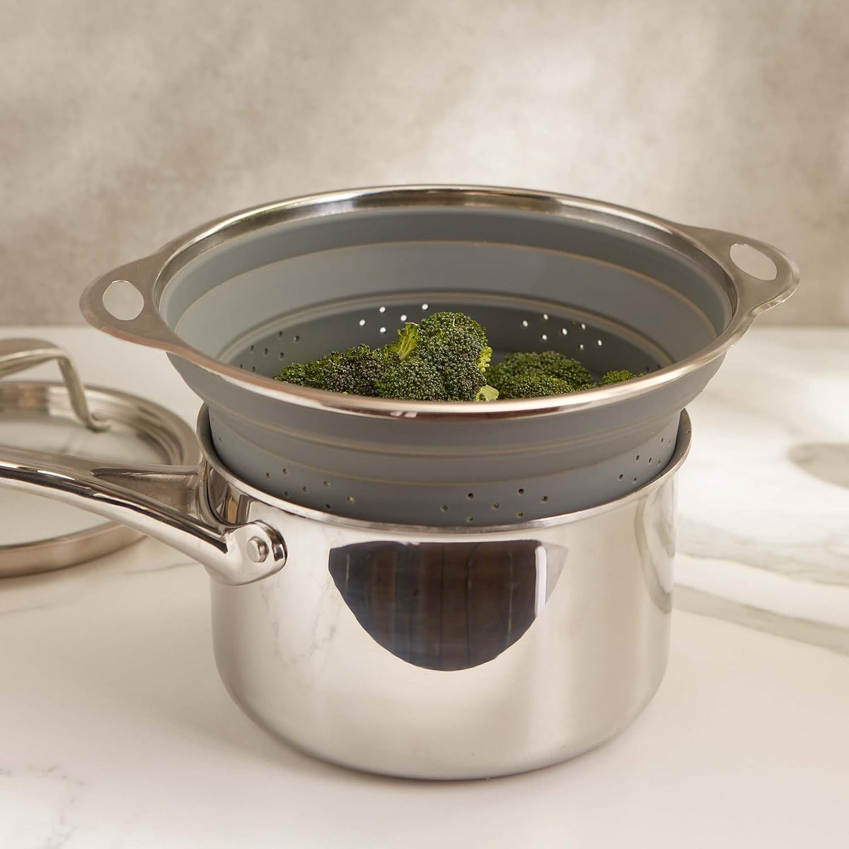 Collapsible Silicone & Stainless Steel Colander, Multipurpose Kitchen Steamer Strainer, Heat Safe Up to 445°F (230°C) Collapses Flat for Compact Storage, 9.5-Inches Diameter