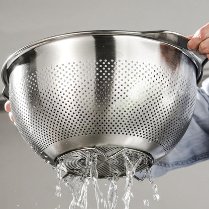 18/8 Stainless Steel Microwell Colander, 2.5QT Large Capacity with Handle Kitchen Food Strainer Basket for Washing Vegetables, Fruits, Rice, and Pasta (primary colour, 2.5QT)