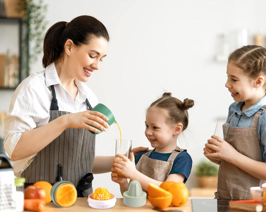 Hand Juicer, Lemon Squeezer, Two Squeezing Options, Green | Unique lemon shape, for various fruits, dishwasher-safe, with strainer and container, 480 ml