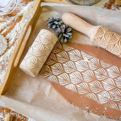 Embossed Wooden Rolling Pin Darker 3D Flower Rattan 35cm Rolling Pin for Thanksgiving Baking Biscuits DIY Kitchen Tool Baking Accessories Homemade Bakery Pastry Cookie Fondant Dough Pizza