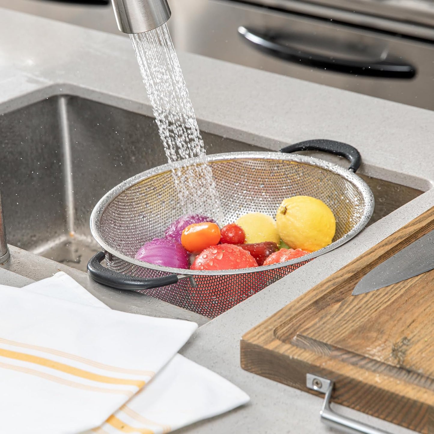 Colander 1 Count 5.5 qt Dishwasher-Safe Stainless Steel Coarse Mesh Colander with Over-The-Sink Expandable Handles Kitchen Strainer Basket for Pasta, Fruits, and Vegetables