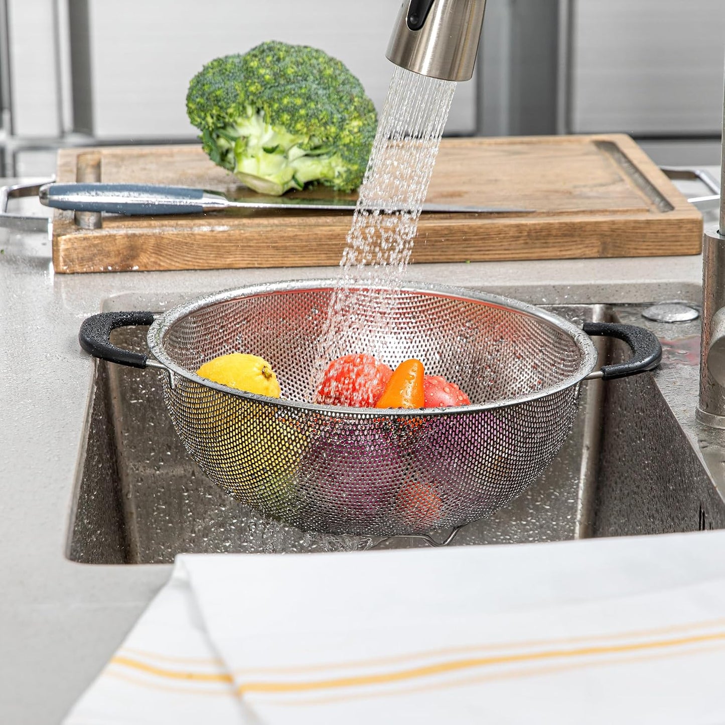 Colander 1 Count 5.5 qt Dishwasher-Safe Stainless Steel Coarse Mesh Colander with Over-The-Sink Expandable Handles Kitchen Strainer Basket for Pasta, Fruits, and Vegetables