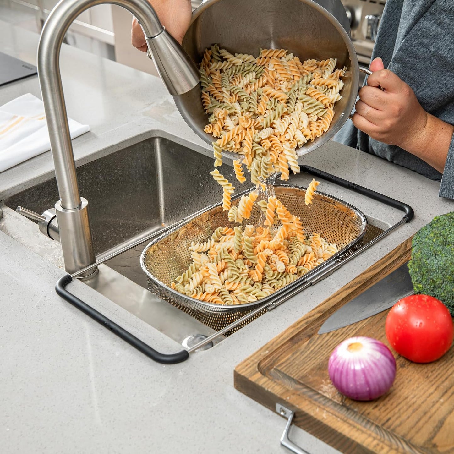 Colander 1 Count 5.5 qt Dishwasher-Safe Stainless Steel Coarse Mesh Colander with Over-The-Sink Expandable Handles Kitchen Strainer Basket for Pasta, Fruits, and Vegetables