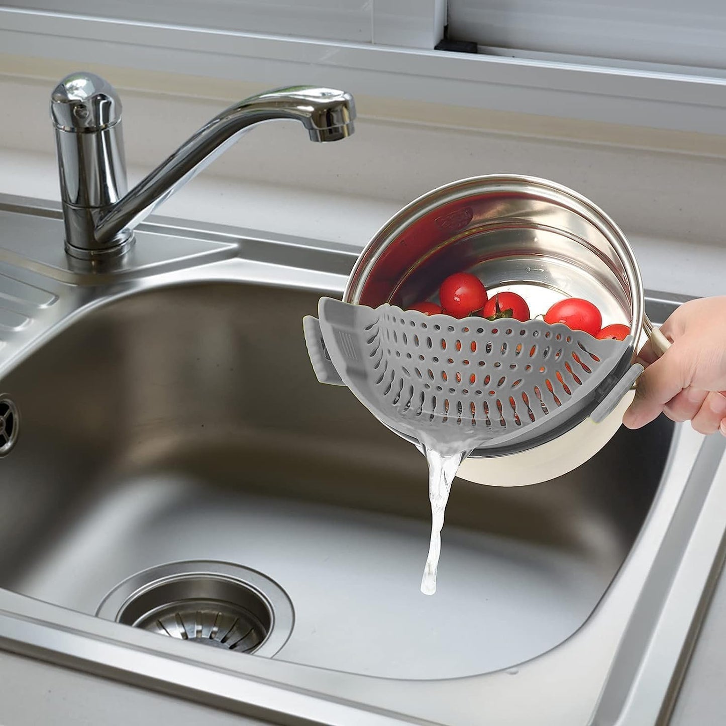 Clip On Strainer Silicone for All Pots and Pans, Pasta Strainer Clip on Food Strainer for Meat Vegetables Fruit Silicone Kitchen Colander (Grey)