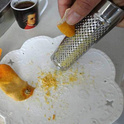 Nutmeg Grater With Storage, Ginger Garlic Kitchen Planer Lemon Hand Held Stainless Steel Nutmeg Grater Nut(silver,size:13.9 * 5 * 2.3 cm)